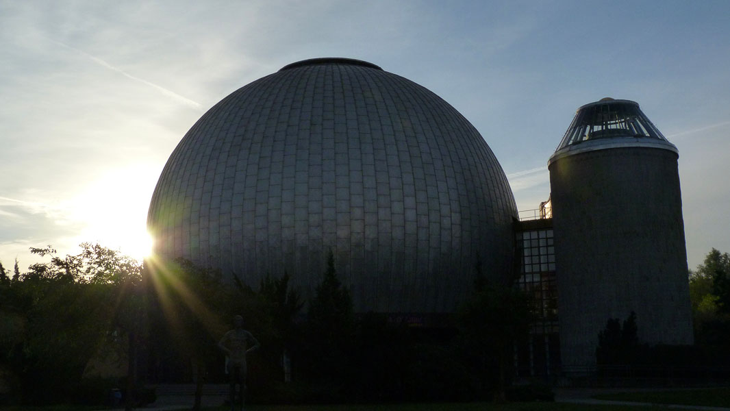 Sonnenaufgang hinter dem Planetarium in Berlin